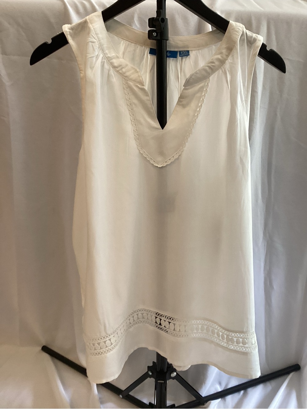 fresh Cream Sleeveless V-Neck Camisole with Lace Trim
